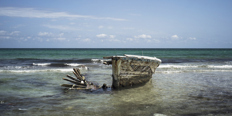 Una nave distrutta nel mare davanti a Zuwara, in Libia (Photo for The Washington Post by Lorenzo Tugnoli.)