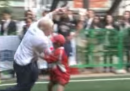Boris Johnson ha atterrato un bambino giocando a rugby – video
