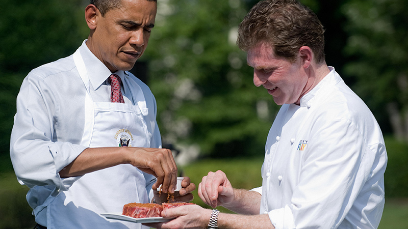 Il presidente degli Stati Uniti, Barack Obama, prepara una bistecca per un barbecue alla Casa Bianca, Washington, DC, Stati Uniti - 19 giugno 2009 ( SAUL LOEB/AFP/Getty Images)