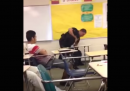 Il video del poliziotto che arresta una ragazza in una scuola in South Carolina