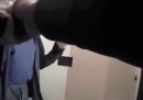 Il video del poliziotto di Cleveland che si rifiuta di sparare a un nero