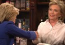 Il video di Hillary Clinton che fa la barista al Saturday Night Live