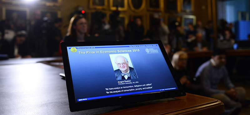 La conferenza stampa dell'annuncio del Nobel ad Angus Deaton (JONATHAN NACKSTRAND/AFP/Getty Images)