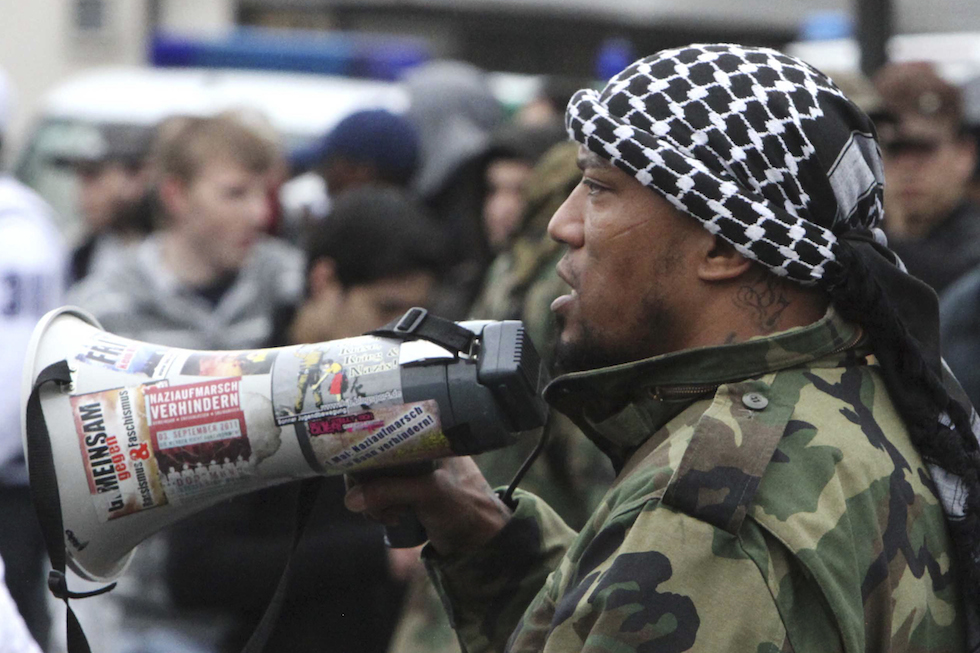 Zeitung: Bei Salafisten-Razzia beschlagnahmte Sprengstoff-Weste soll ehemaligem Rapper Deso Dogg gehoeren