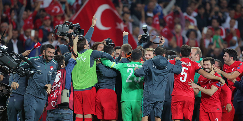 I giocatori della Turchia festeggiano la qualificazione (AP Photo)