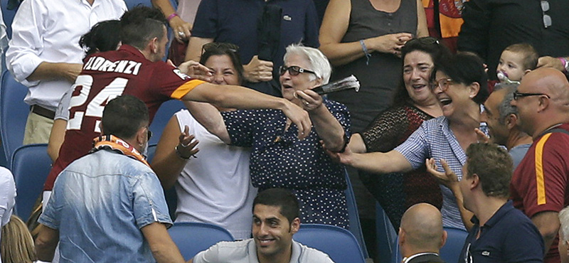 Il calciatore della Roma Alessandro Florenzi abbraccia la nonna dopo aver segnato un gol. (AP Photo/Andrew Medichini)