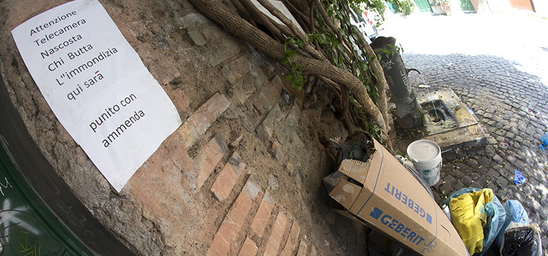 Vicolo del Bologna nel quartiere Trastevere a Roma, 24 luglio 2015 (ANSA/CLAUDIO PERI)