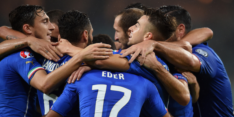 La nazionale italiana festeggia dopo un gol. (Claudio Villa/Getty Images)