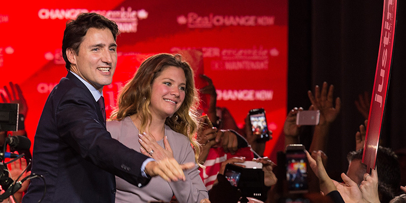 Justin Trudeau saluta con la moglie Sophie i sostenitori del Partito Liberale dopo la vittoria - Montreal, Canada (NICHOLAS KAMM/AFP/Getty Images)