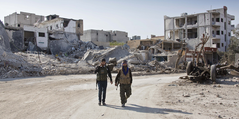 Due soldati del YPG a Kobane, in Siria, il 19 novembre 2014. (AP Photo/Jake Simkin, File)