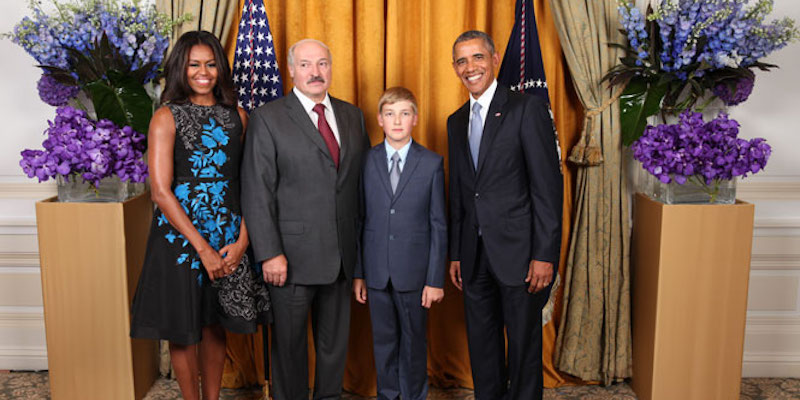 Da sinistra a destra: Michelle Obama, Alexander Lukashenko, Nikolai Lukashenko e Barack Obama a New York. (Sito della presidenza bielorussa)