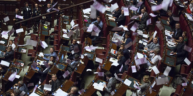 Le proteste del M5S durante le dichiarazioni di voto alla Camera sulla legge per il finanziamento pubblico ai partiti proposta dal PD, 9 settembre 2015 (Roberto Monaldo / LaPresse)
