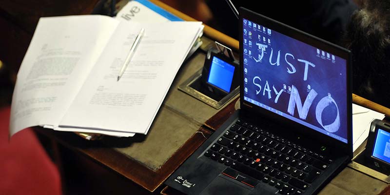 Il desktop di un senatore mentre si discute del cosiddetto "ddl Boschi", 7 ottobre 2015 (Fabio Cimaglia / LaPresse)