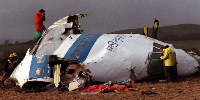 Un pezzo dell'aereo precipitato a Lockerbie, in Scozia, 22 dicembre 1988. (AP Photo/File)