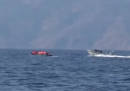 Gli uomini mascherati che attaccano le barche dei migranti
