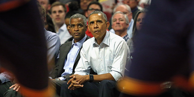 Barack Obama a bordo campo durante la prima partita stagionale dei Chicago Bulls (Jonathan Daniel/Getty Images)