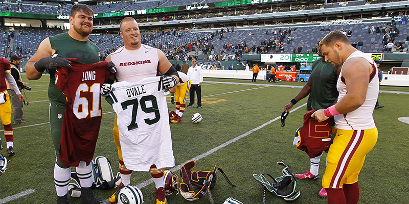 Brent Qvale dei Jets e Spencer Long dei Redskins (AP Photo/Gary Hershorn)