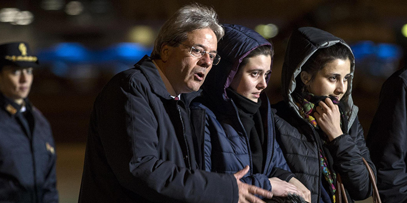  Greta Ramelli e Vanessa Marzullo con il ministro degli Esteri Paolo Gentiloni al loro arrivo in Italia il 16 gennaio 2015 (ANSA/MASSIMO PERCOSSI)