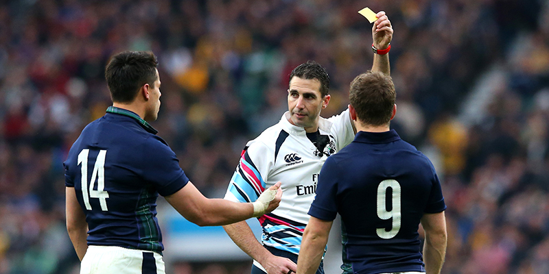 L'arbitro Craig Joubert mostra il cartellino giallo allo scozzese Sean Maitland (David Rogers/Getty Images)