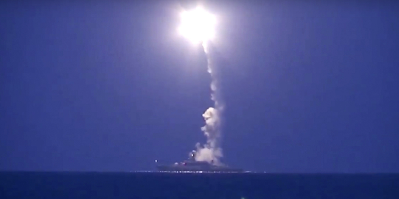 Un'immagine del video diffuso dal ministero della Difesa russo che mostra il lancio di un missile da una nave da guerra russa nel Mar Caspio. (Russian Defense Ministry Press Service via AP)