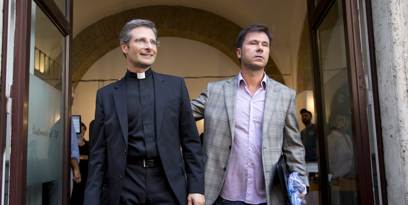 Krzysztof Charamsa, a sinistra, e il suo compagno Eduard. (AP Photo/Alessandra Tarantino)