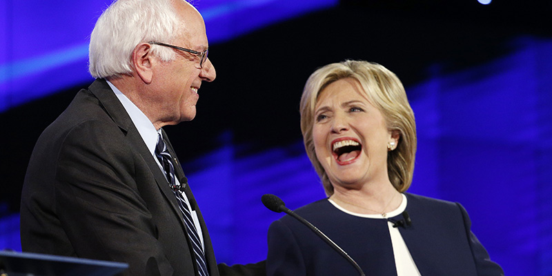 Bernie Sanders e Hillary Clinton. (AP Photo/John Locher)