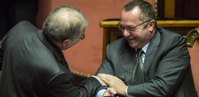 Massimo Mucchetti e Luciano Pizzetti del PD, nell'aula del Senato. (Roberto Monaldo / LaPresse)