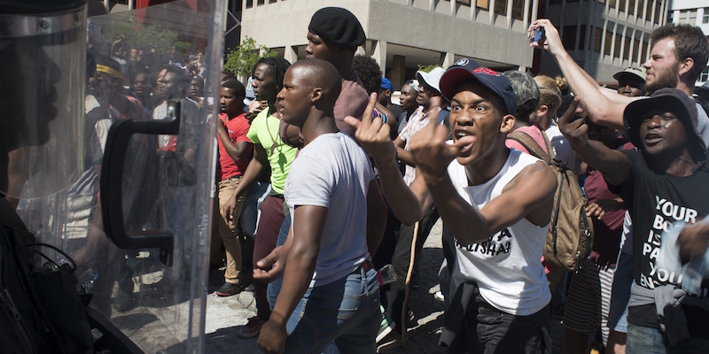 Studenti e polizia fuori dal Parlamento a Cape Town, in Sudafrica, il 21 ottobre 2015. (RODGER BOSCH/AFP/Getty Images)