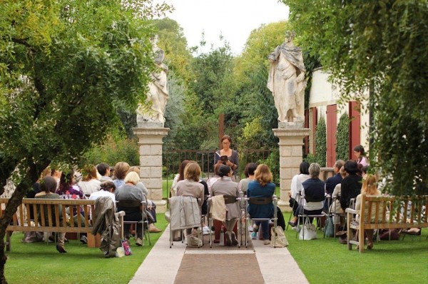 Un Thè letterario nel settembre 2015. Legge Lavinia Manfrotto