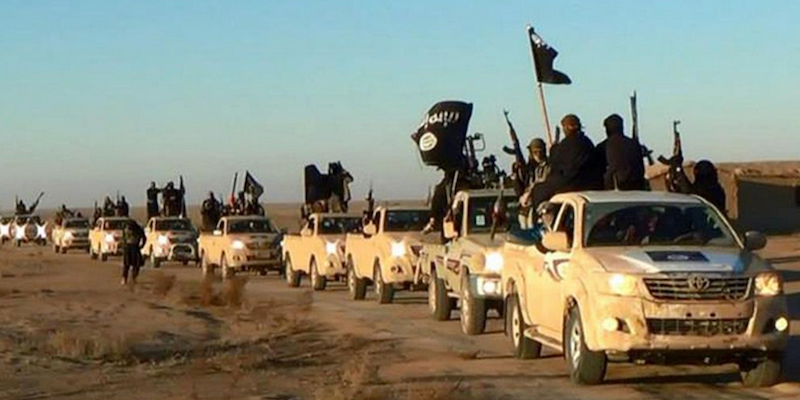 Una parata militare dello Stato Islamico con molti pick-up Toyota a Raqqa, in Siria. (Militant website via AP, File)