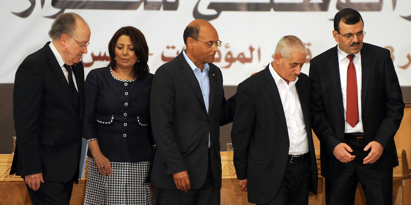 Il presidente dell'Assemblea Costituente tunisina Mustapha Ben Jaafar, il presidente del sindacato UTICA Wided Bouchamaoui, il presidente tunisino Moncef Marzouki, il segretario generale del sindacato UGTT Houcine Abbassi, e il primo ministro tunisino Ali Laarayedh, a Tunisi. (FETHI BELAID/AFP/Getty Images)