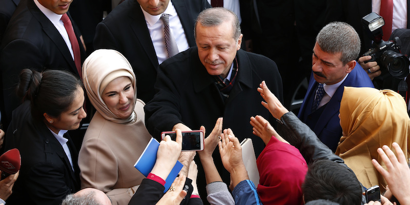 Il presidente turco Recep Tayyip Erdogan e la moglie Emine a un seggio elettorale a Istanbul. (AP Photo/Emrah Gurel)