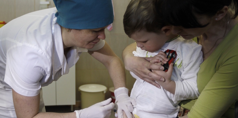 Un'infermiera fa una vaccinazione a un bambino a Kiev, in Ucraina, il 23 aprile 2013. (AP Photo/Sergei Chuzavkov)