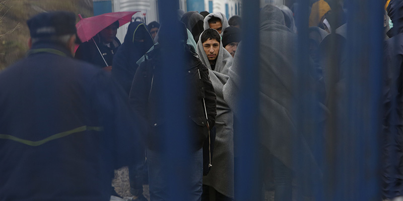 Un gruppo di migranti in Croazia, in attesa di prendere un bus che li porti al confine con l'Ungheria. (AP Photo/Amel Emric)