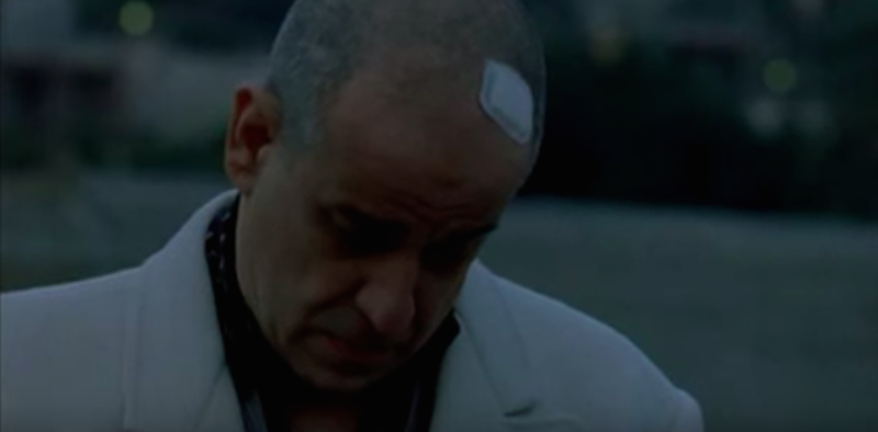 Toni Servillo nel film L'uomo in più di Paolo Sorrentino, il cui protagonista, Tony Pisapia, è ispirato al Tony Pagoda di Hanno tutti ragione