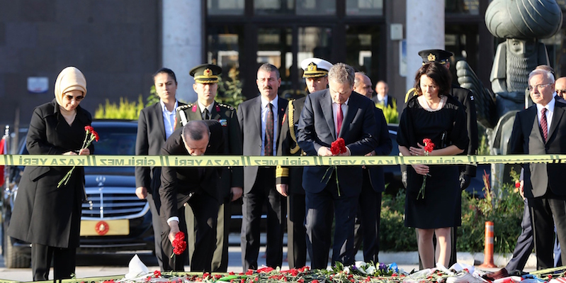 Il presidente turco Recep Tayyip Erdogan (secondo da sinistra), durante una cerimonia ad Ankara.(AFP PHOTO / ADEM ALTAN)