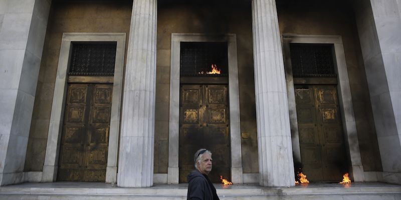 La sede della Banca di Grecia ad Atene, bruciata (AP Photo/Petros Giannakouris)