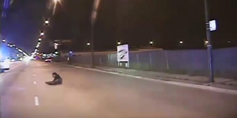 Un fotogramma del video che mostra Laquan McDonald a terra dopo essere stato colpito da sedici proiettili, ottobre 2014 (Chicago Police Department via AP)