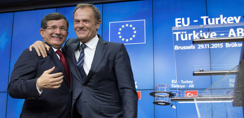 Donald Tusk, presidente del Consiglio Europeo, e il primo ministro turco Ahmet Davutoglu (AP Photo/Virginia Mayo)