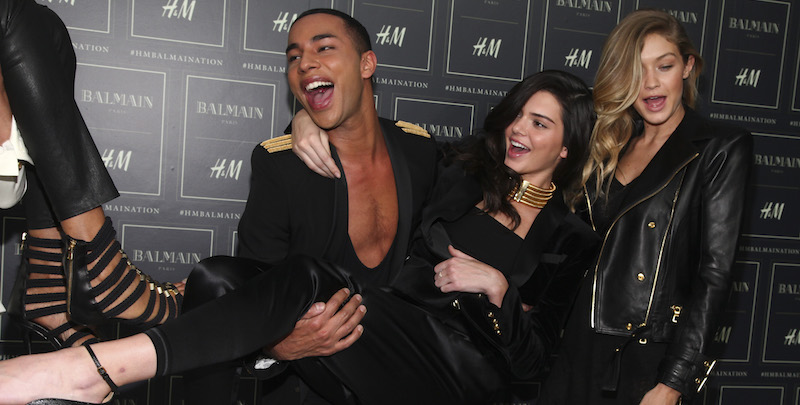 Olivier Rousteing, con Kendall Jenner e Gigi Hadid 20 ottobre 2015, New York. (Andy Kropa/Invision/AP)