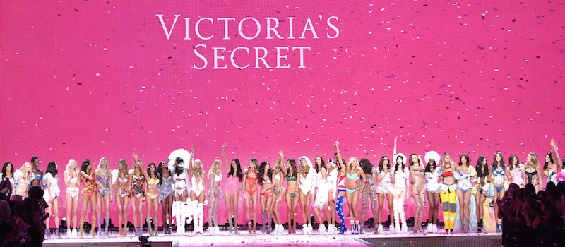 Le modelle di Victoria's Secret in posa a fine sfilata 
(Evan Agostini/Invision/AP)
