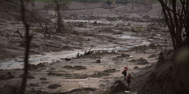 Il governo brasiliano farà causa per quasi 5 miliardi di euro ai proprietari di una diga che è crollata rilasciando materiali tossici