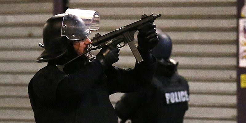 Due poliziotti francesi durante l'operazione a Saint-Denis, 18 novembre 2015 (AP Photo/Francois Mori)