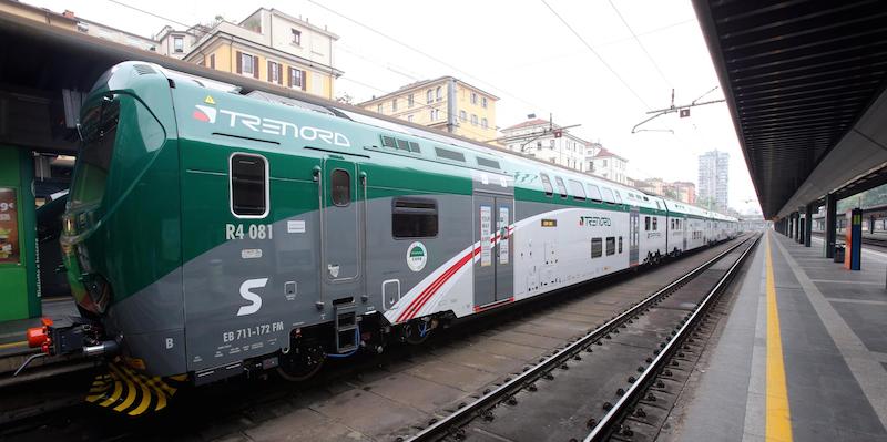 Il nuovo treno TSR doppio piano alla stazione di Milano Cadorna in occasione della presentazione alla stampa del piano di Trenord in vista di Expo 2015, 26 aprile 2015. 
ANSA / MATTEO BAZZI