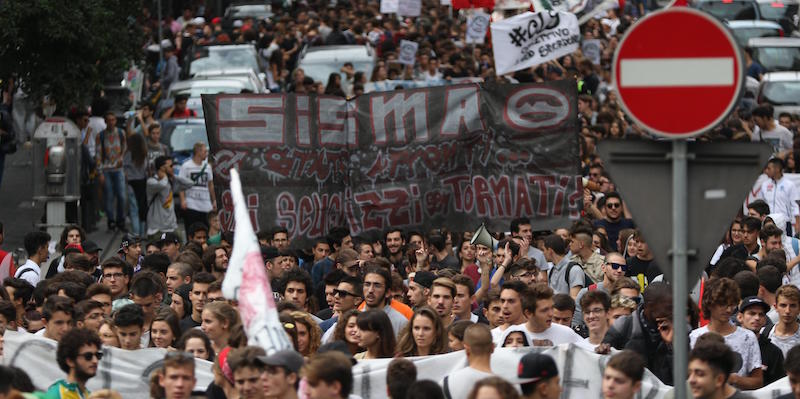 Un momento della manifestazione degli studenti contro la riforma della scuola, Napoli, 9 ottobre 2015. ANSA/CESARE ABBATE