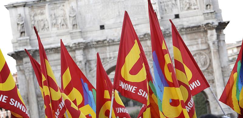 Un momento della manifestazione organizzata dall''USB contro i piani di privatizzazione delle aziende pubbliche, Roma 2 Ottobre 2015, ANSA/GIUSEPPE LAMI