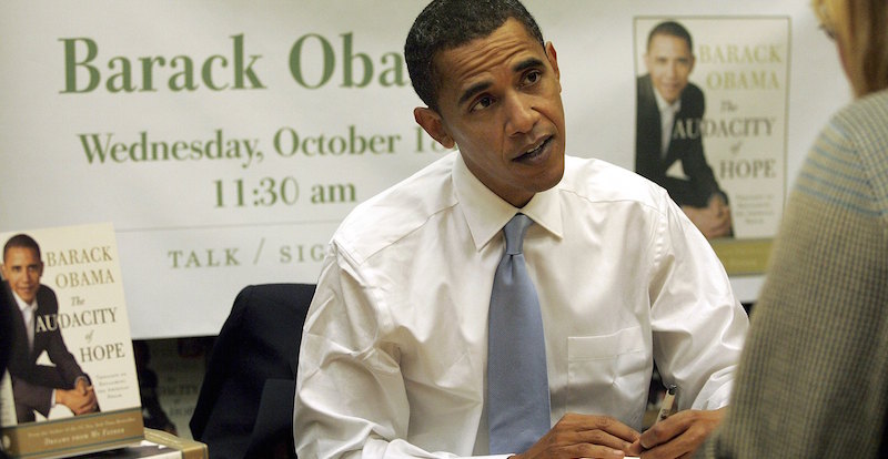 Barack Obama, allora senatore democratico dell'Illinois, firma autografi alla presentazione del suo libro Audacity of Hope in una libreria di Barnes &amp; Noble a Skokie, in Illinois, 18 ottobre 2006.
(Tim Boyle/Getty Images)