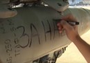 Il video delle bombe russe con la scritta 