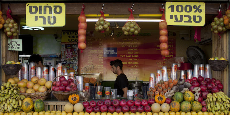 Un venditore di succhi di frutta a Tel Aviv, in Israele.
(Photo by Lior Mizrahi/Getty Images)