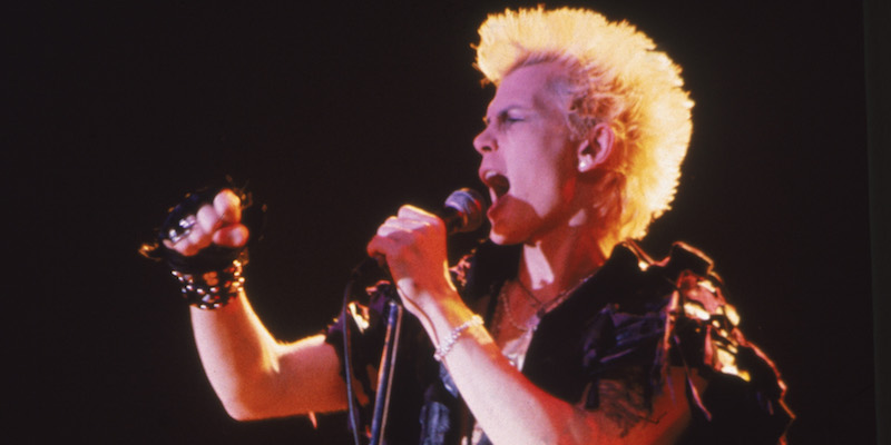 Billy Idol fotografato durante un concerto: la foto è del 1985 (Hulton Archive/Getty Images)